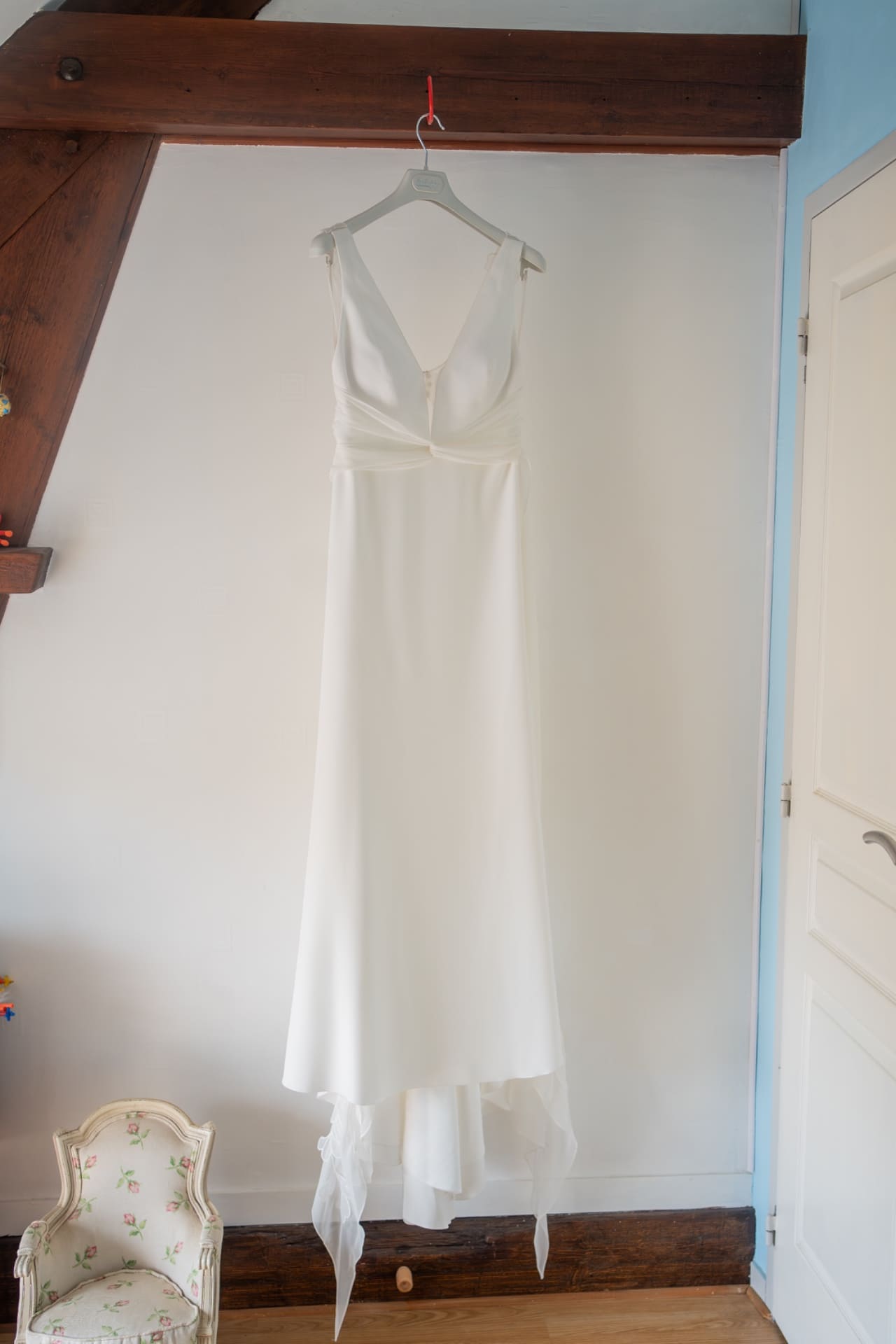 Photographe mariage a dreux naturel , Détails dentelle robe de mariée en lumière naturelle
