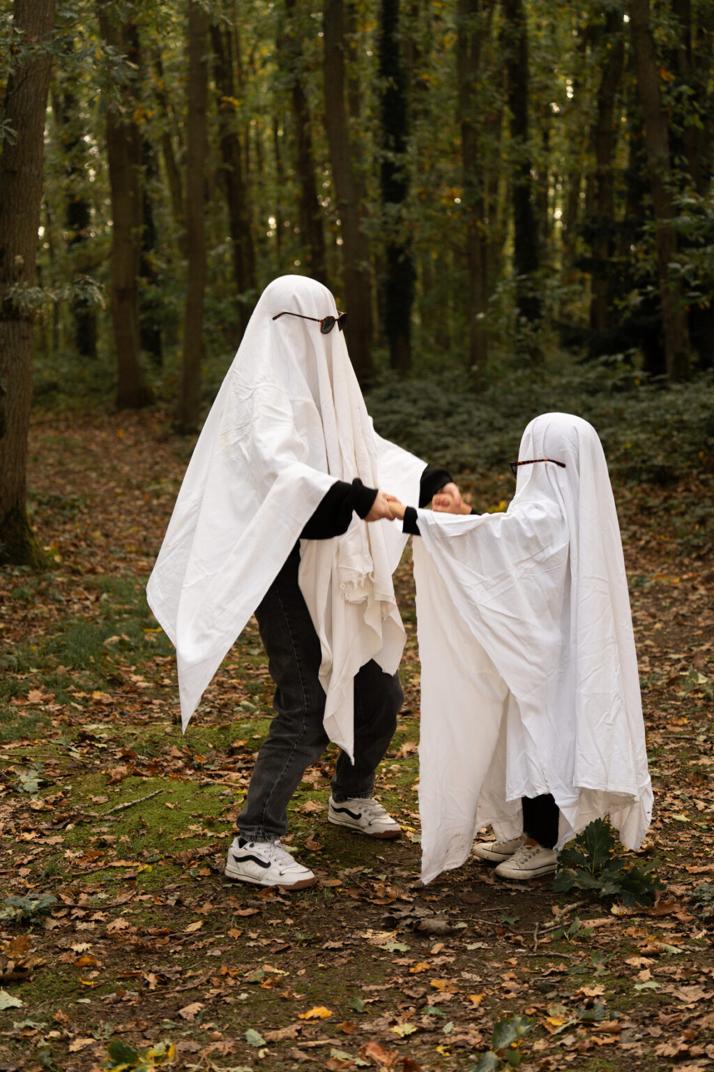 Famille déguisée en fantômes pour un shooting photo Halloween