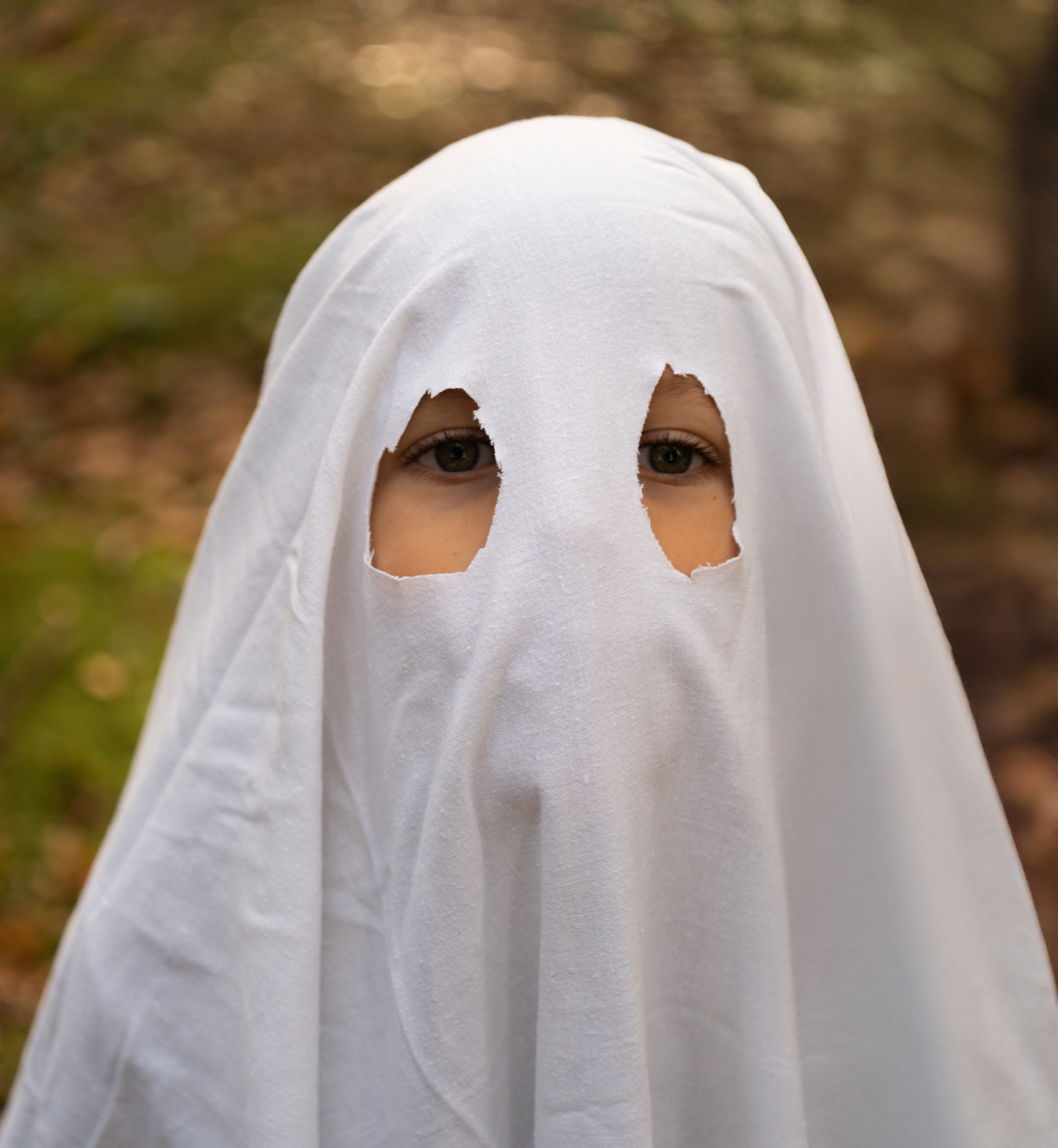 Famille déguisée en fantômes pour un shooting photo Halloween