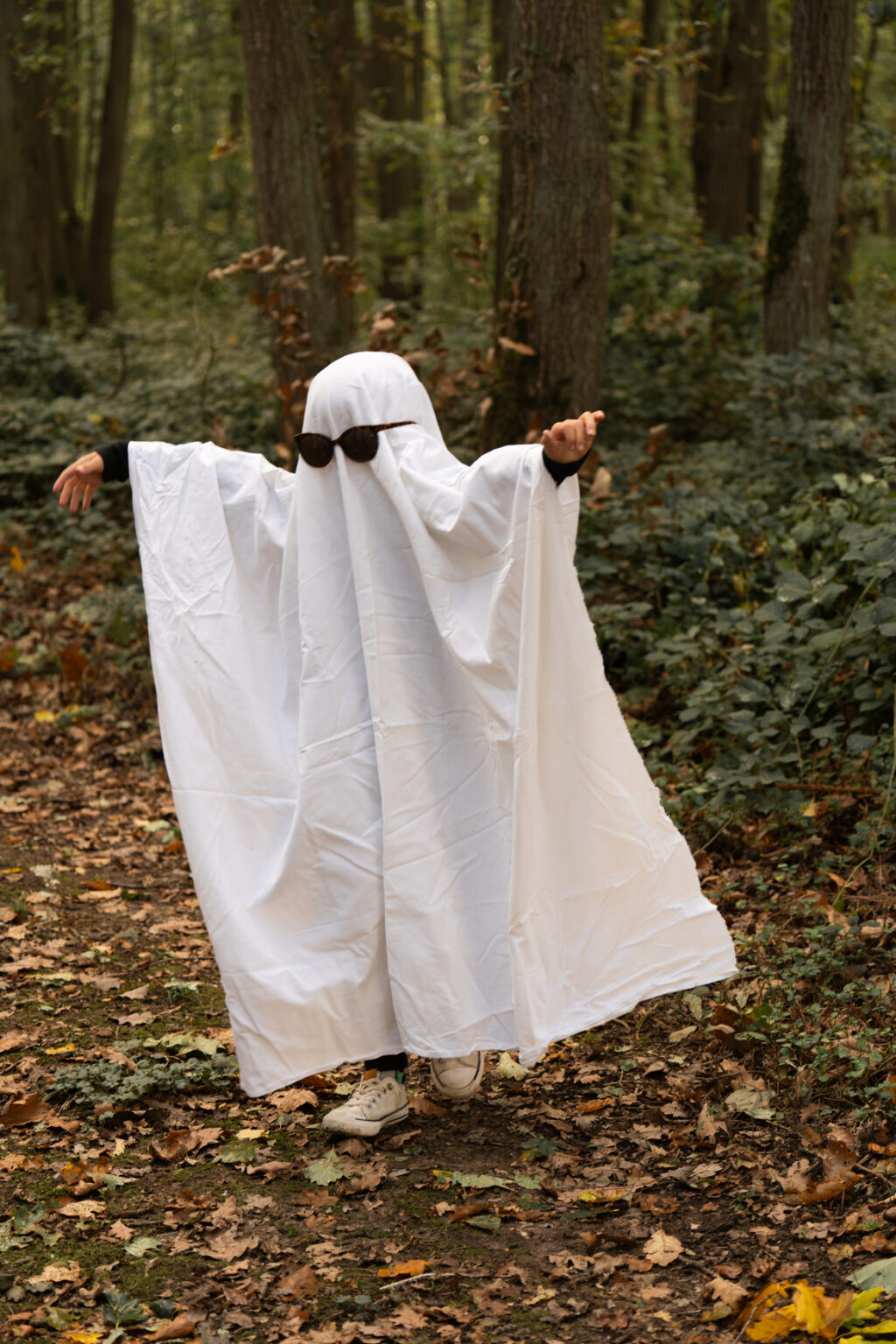 Famille déguisée en fantômes pour un shooting photo Halloween