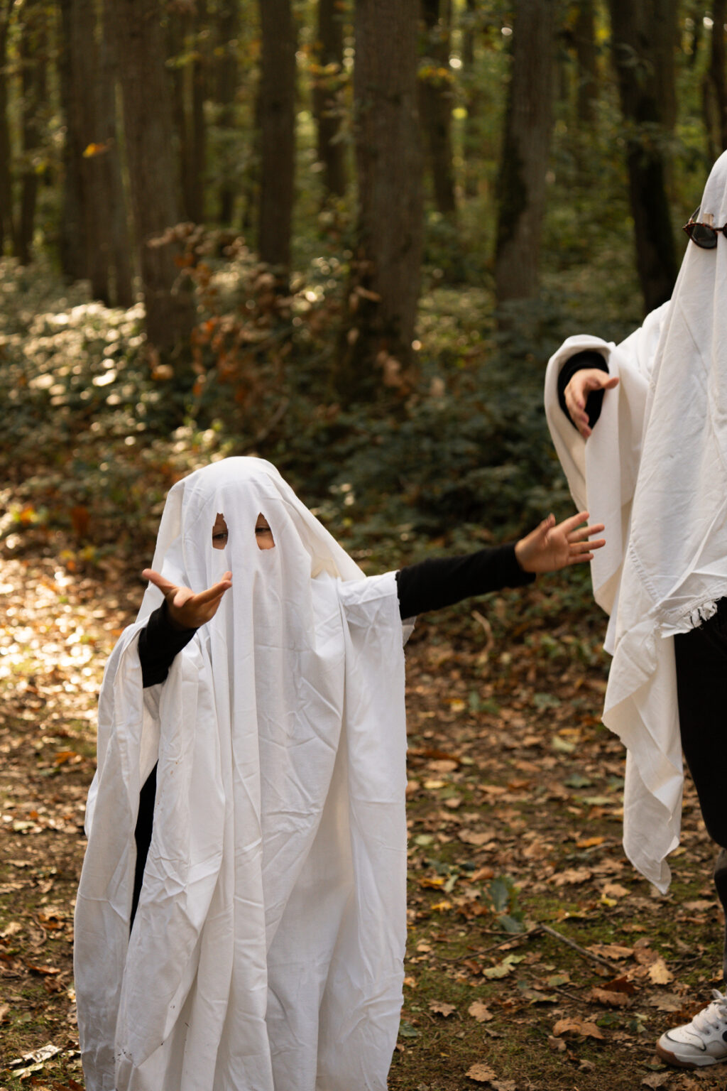 Famille déguisée en fantômes pour un shooting photo Halloween