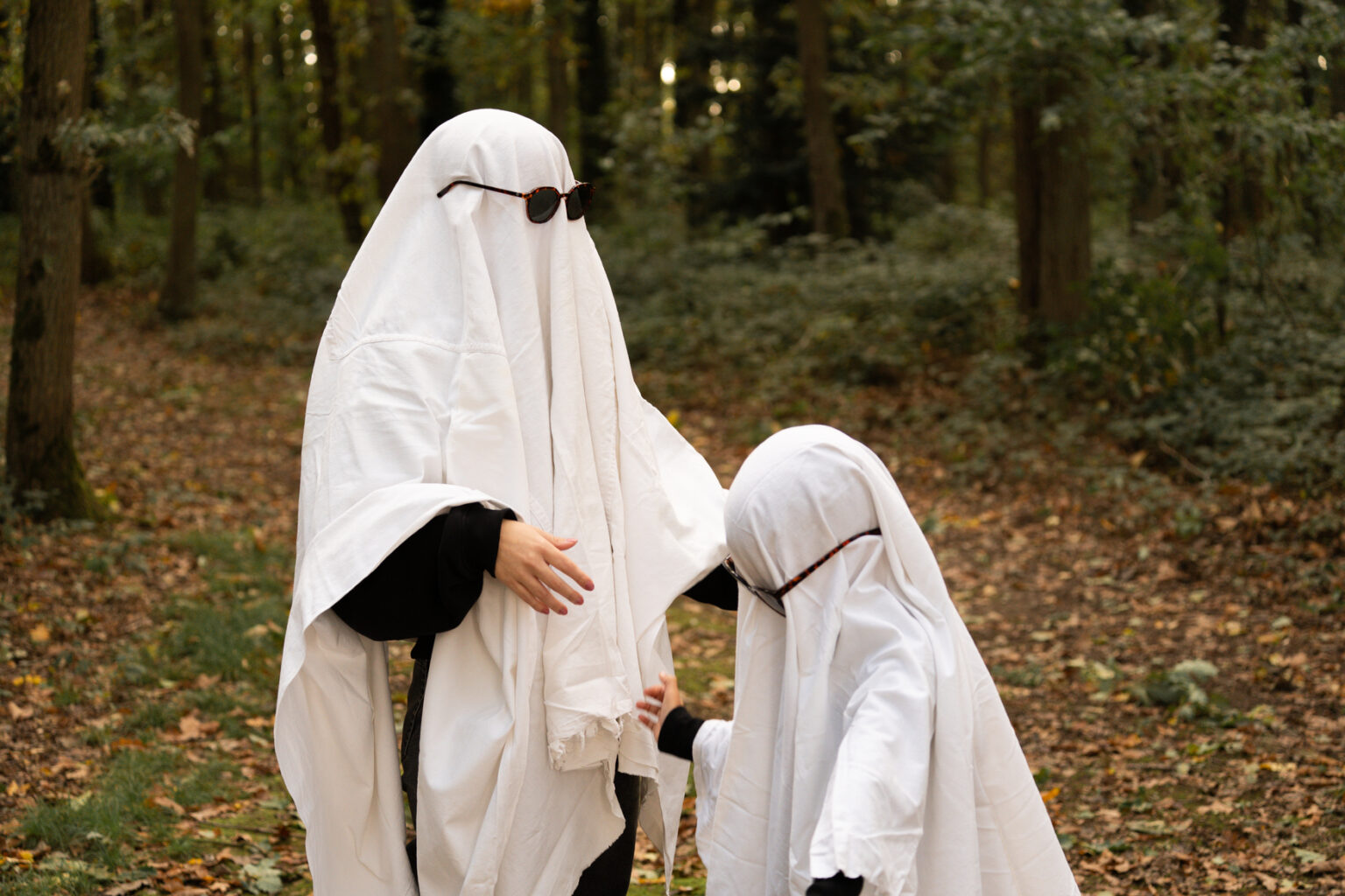 Famille déguisée en fantômes pour un shooting photo Halloween