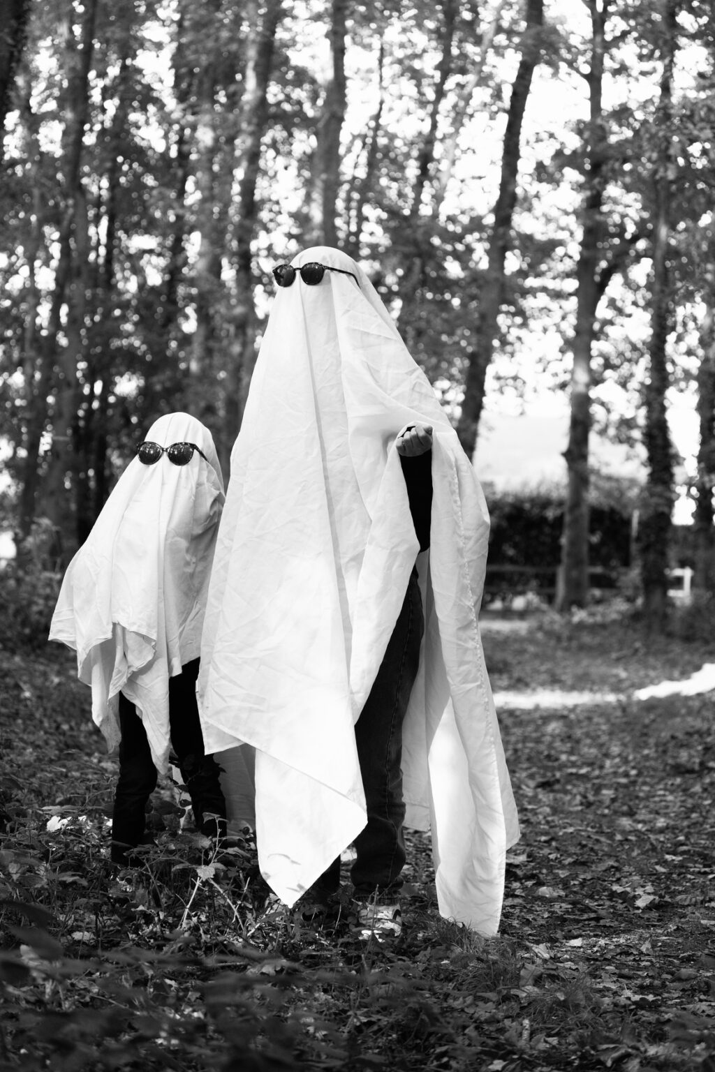 Famille déguisée en fantômes pour un shooting photo Halloween