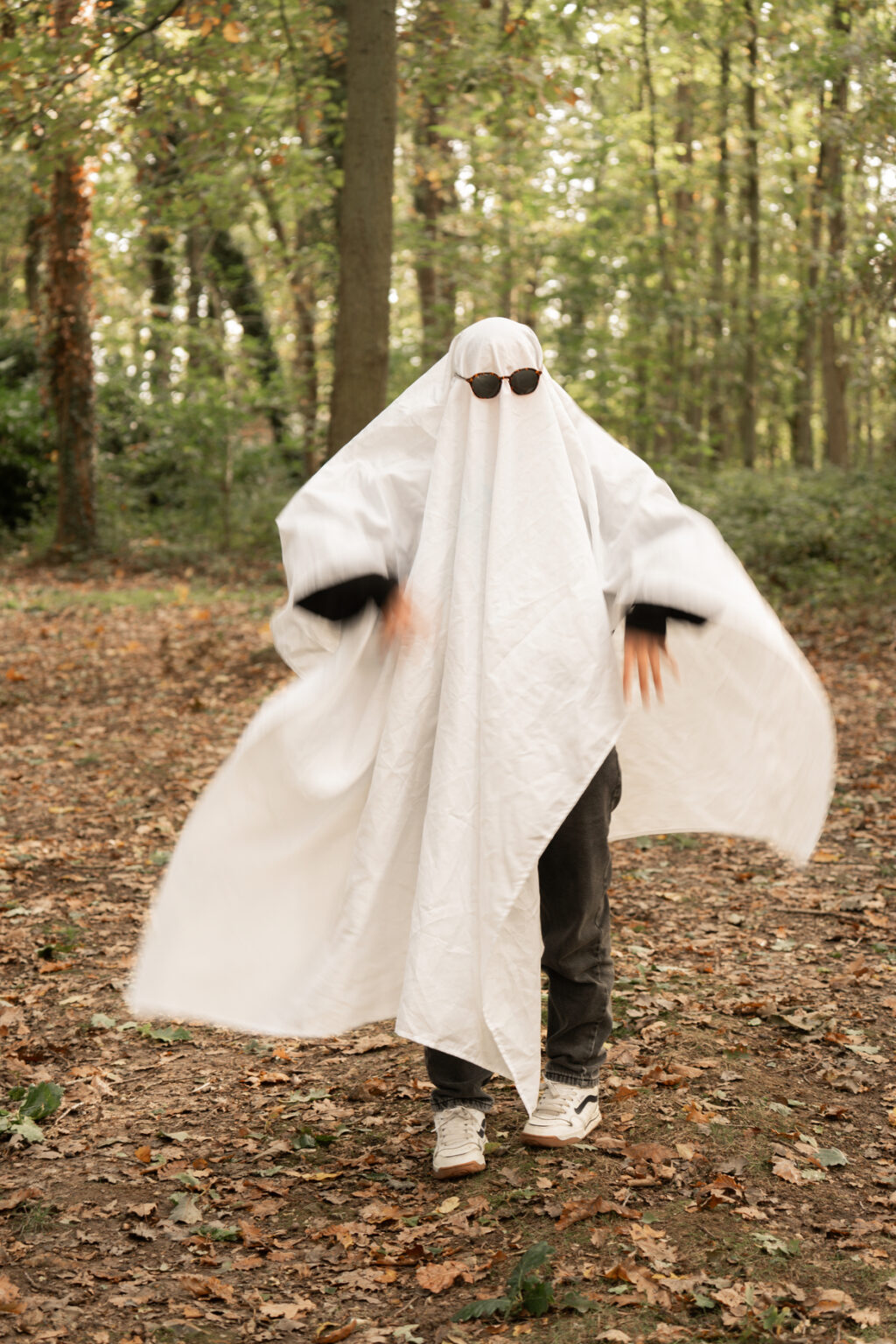 Famille déguisée en fantômes pour un shooting photo Halloween