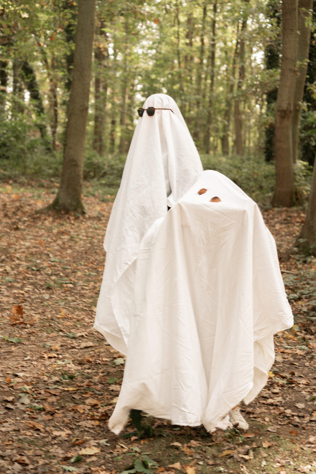 Famille déguisée en fantômes pour un shooting photo Halloween